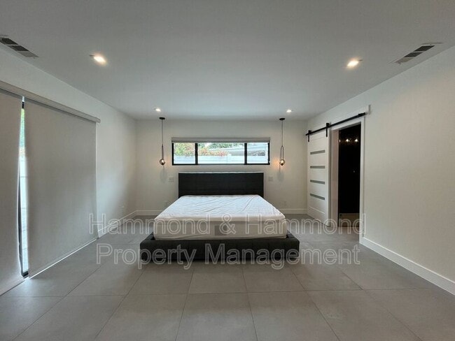 Building Photo - 5735 Saloma Ave