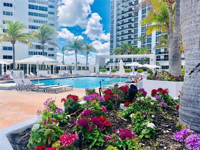Building Photo - 10275 Collins Ave