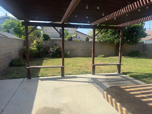 Building Photo - SPACIOUS 4 BEDROOM 3 BATH HOME