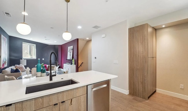 Building Photo - 2870 Tremont Pl