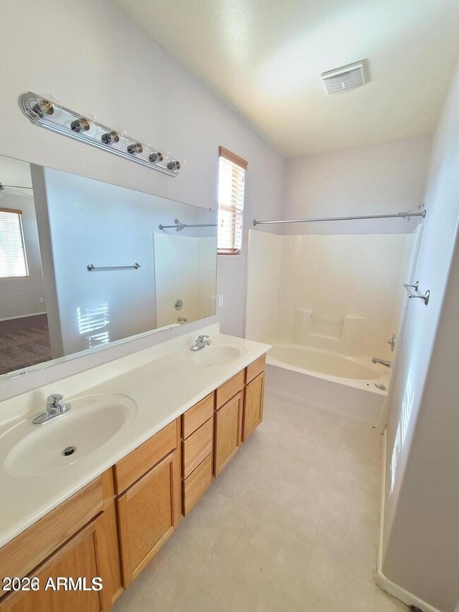 Building Photo - 3909 E Melrose St