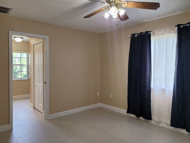 Building Photo - 3/2/2 Rental Home located centrally in Spring Hill FL 34609