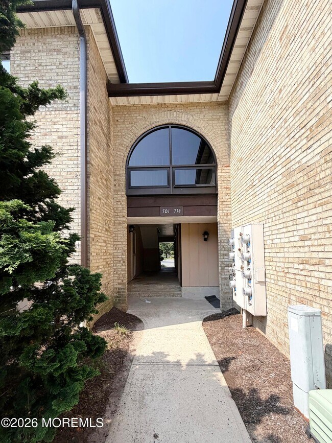Building Photo - 704 Wellington Pl