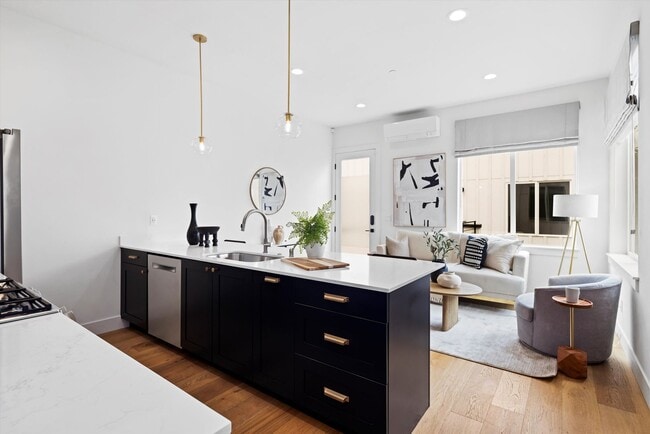 Building Photo - Bright & Charming 2bed/2bath Townhome in P...