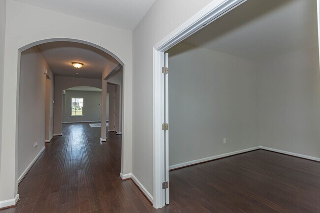 Building Photo - 5 Bed, 4.5 Bath Single Family Home in Step...