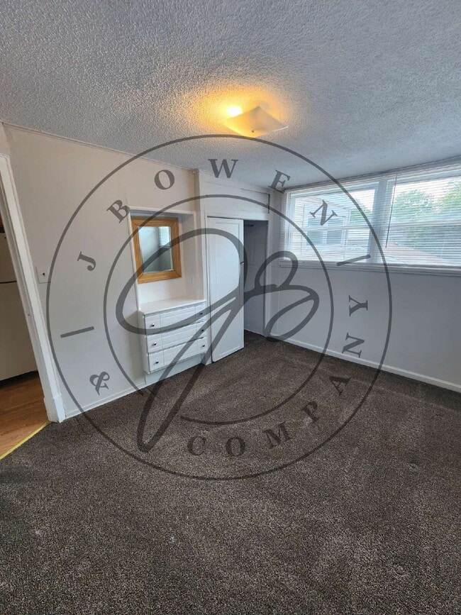 Building Photo - Spacious upper 1 bed with bonus room! Wate...