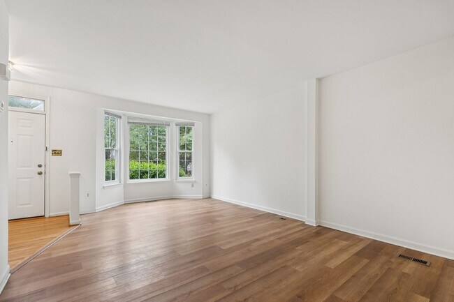 Building Photo - Great Location for schools, shopping and d...