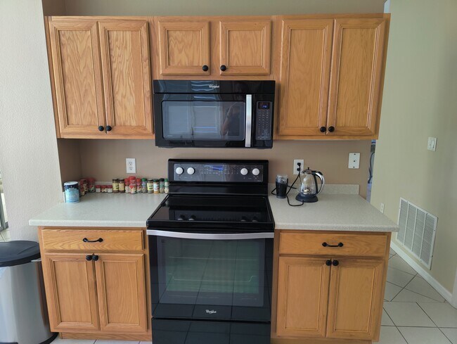 Range & Microwave - 3602 Westover Cir