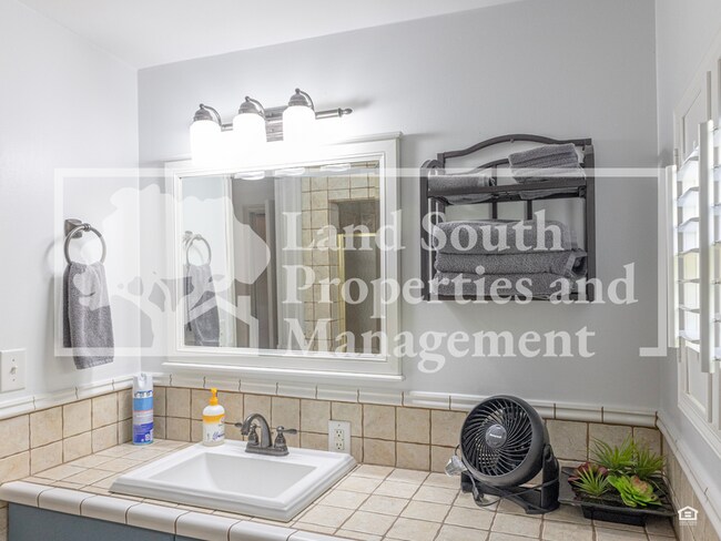 Building Photo - 327 Easton Dr