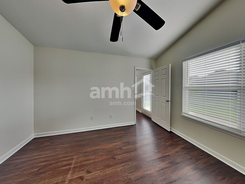 Building Photo - 15425 Dry Creek Rd