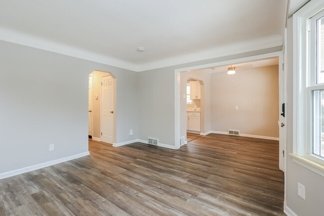 Building Photo - 312 De Villen Ave