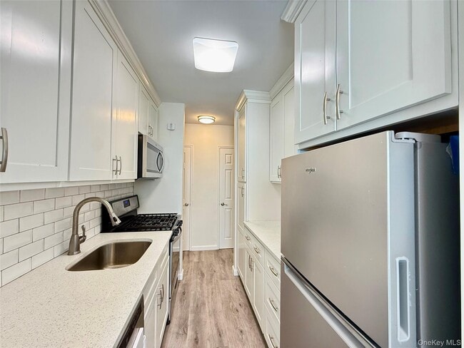 Building Photo - 47-27 Little Neck Pkwy