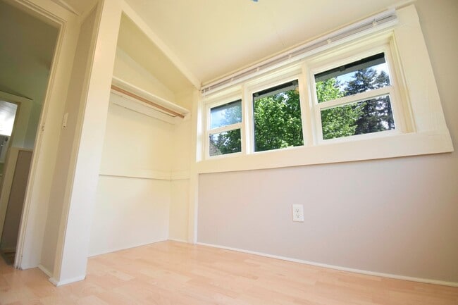 Building Photo - 2 Bedroom 1 Bath Home with Large Yard in t...