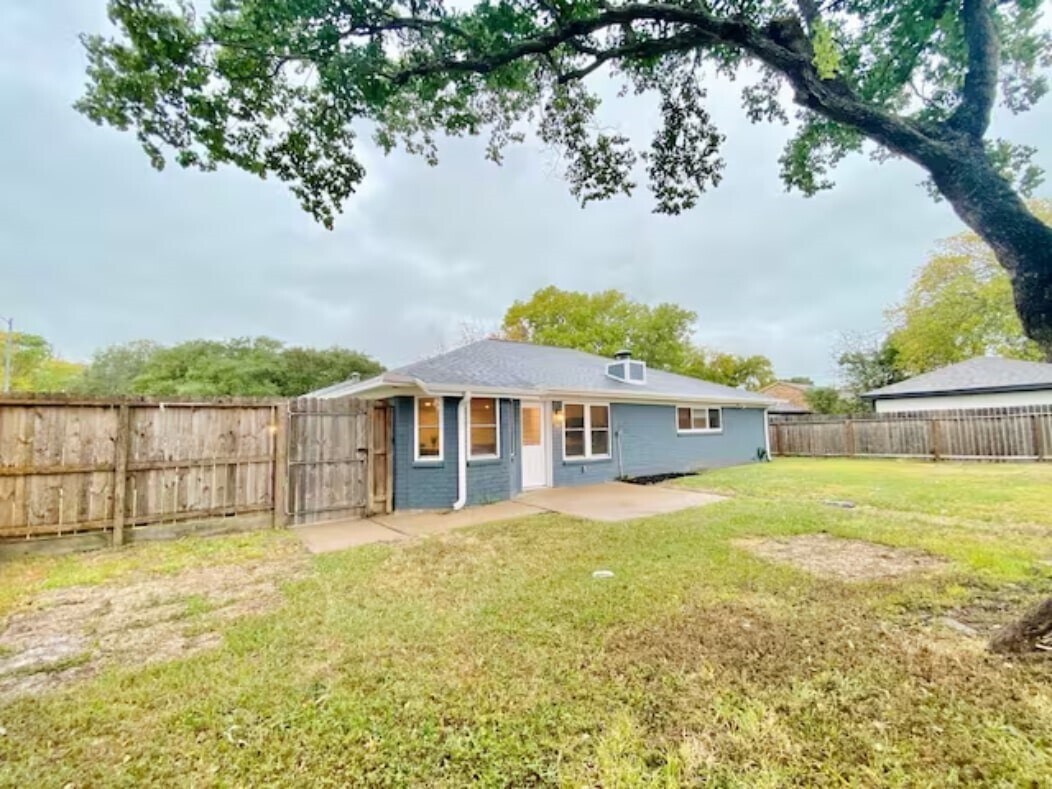 Building Photo - 327 Gentilly Dr