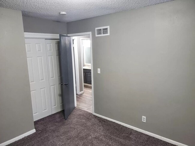 Building Photo - 616 E Hackley Ave