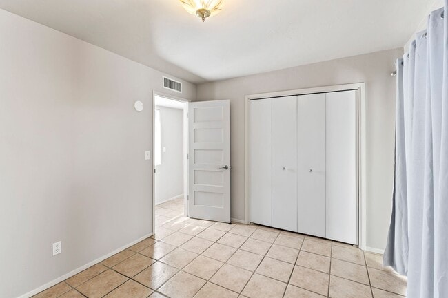 Building Photo - Charming central home