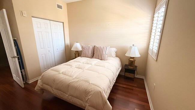 Building Photo - Annual Furnished Rental in Broadway Promen...