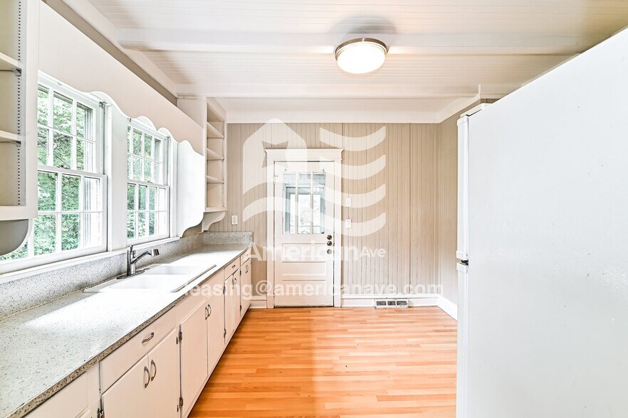 Building Photo - 608 Muller Ave