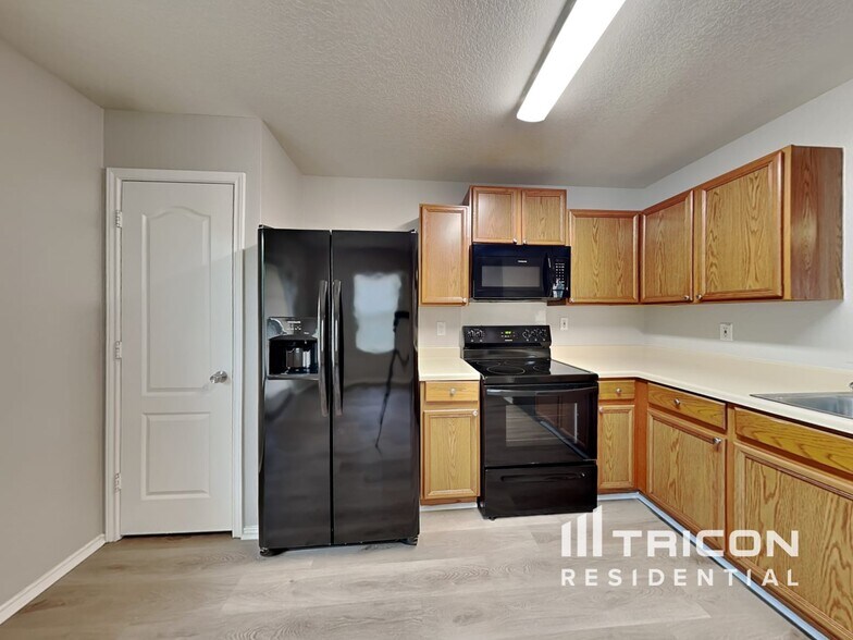Building Photo - 3014 Edison Crest