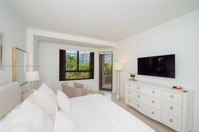 Building Photo - 251 Crandon Blvd