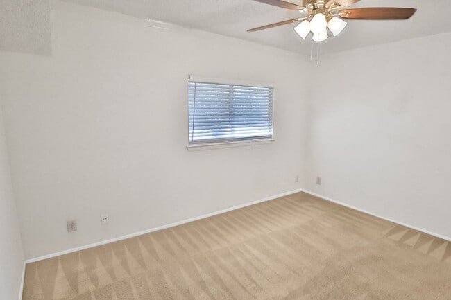 Building Photo - 12210 Apricot Dr
