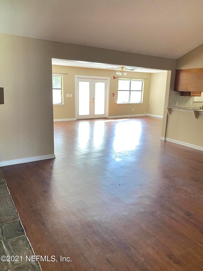Building Photo - 4294 Tanglewilde Dr S