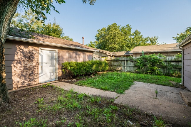 Building Photo - 301 N Spruce St