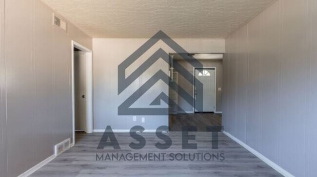 Building Photo - 4 bedroom 1 bathroom home in Midwest City!