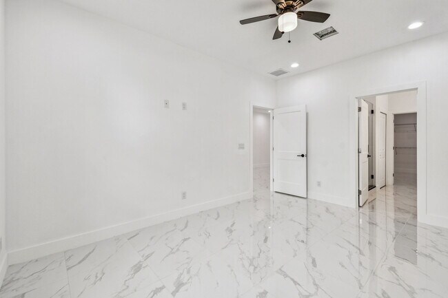 Building Photo - 1403 W 9th St