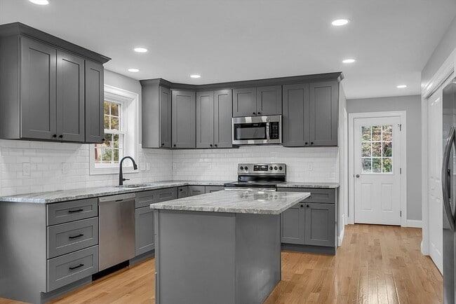 Building Photo - 74 Smith St