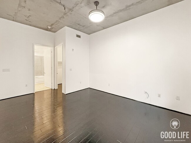 Building Photo - Modern 1BR/2BA Condo with 2 Parking Spaces...