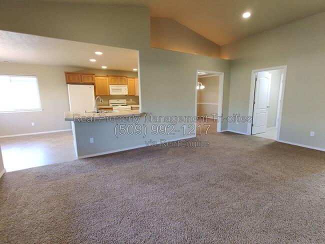 Building Photo - 2667 Torrey Pines Way