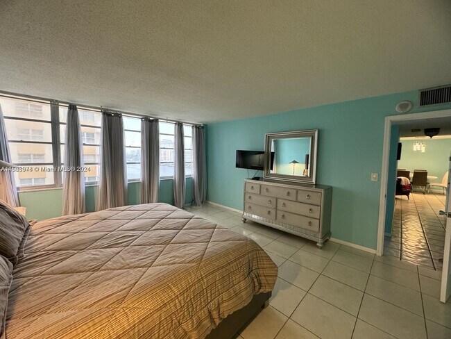 Building Photo - 1817 S Ocean Dr