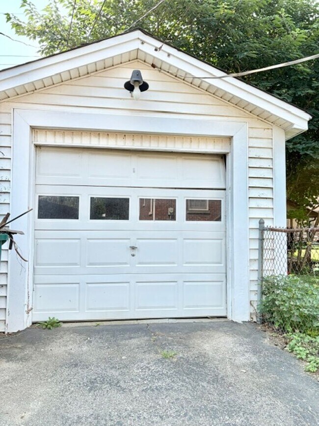 Building Photo - 2414 Brighton Dr