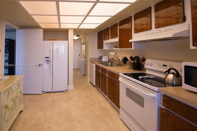 Building Photo - 2200 S Ocean Ln