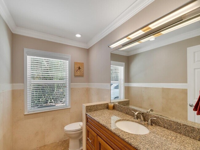 Building Photo - 527 E Causeway Blvd