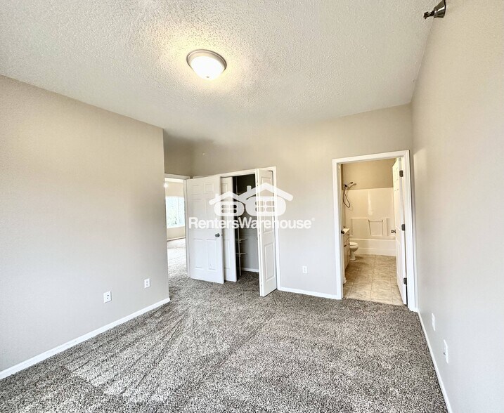 Building Photo - 2323 E Porter Ave