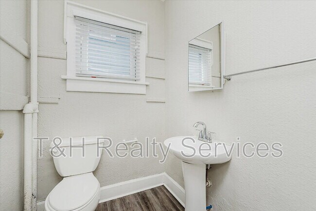 Building Photo - 1134 Lasalle St