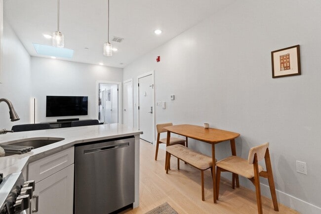 Building Photo - 406 Madison St