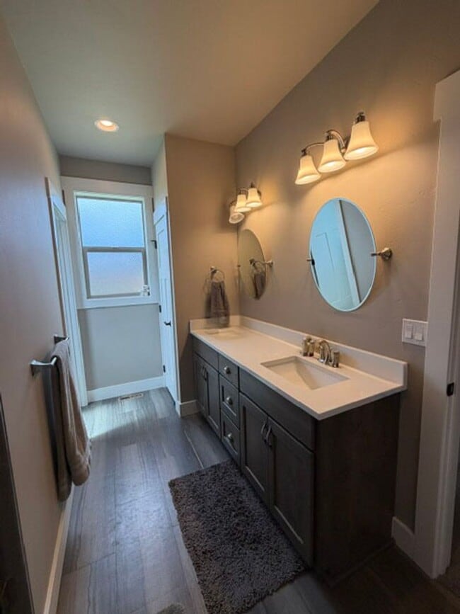 Building Photo - Gorgeous Silverbrook Home