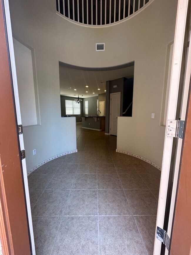 Building Photo - *$500 OFF 1ST MONTHS RENT. MUST MOVE IN BY...