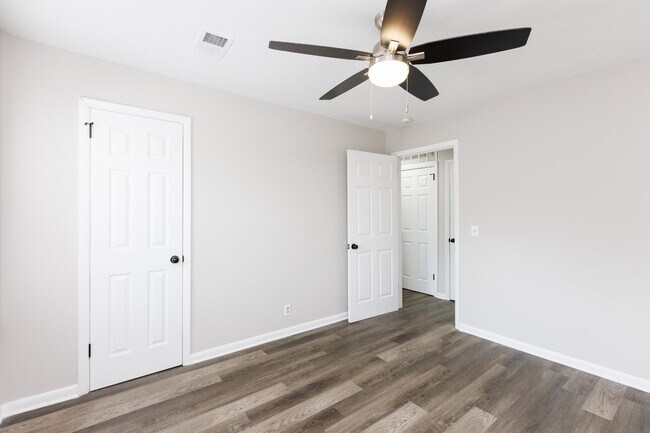 Building Photo - 3223 Alpine Ave