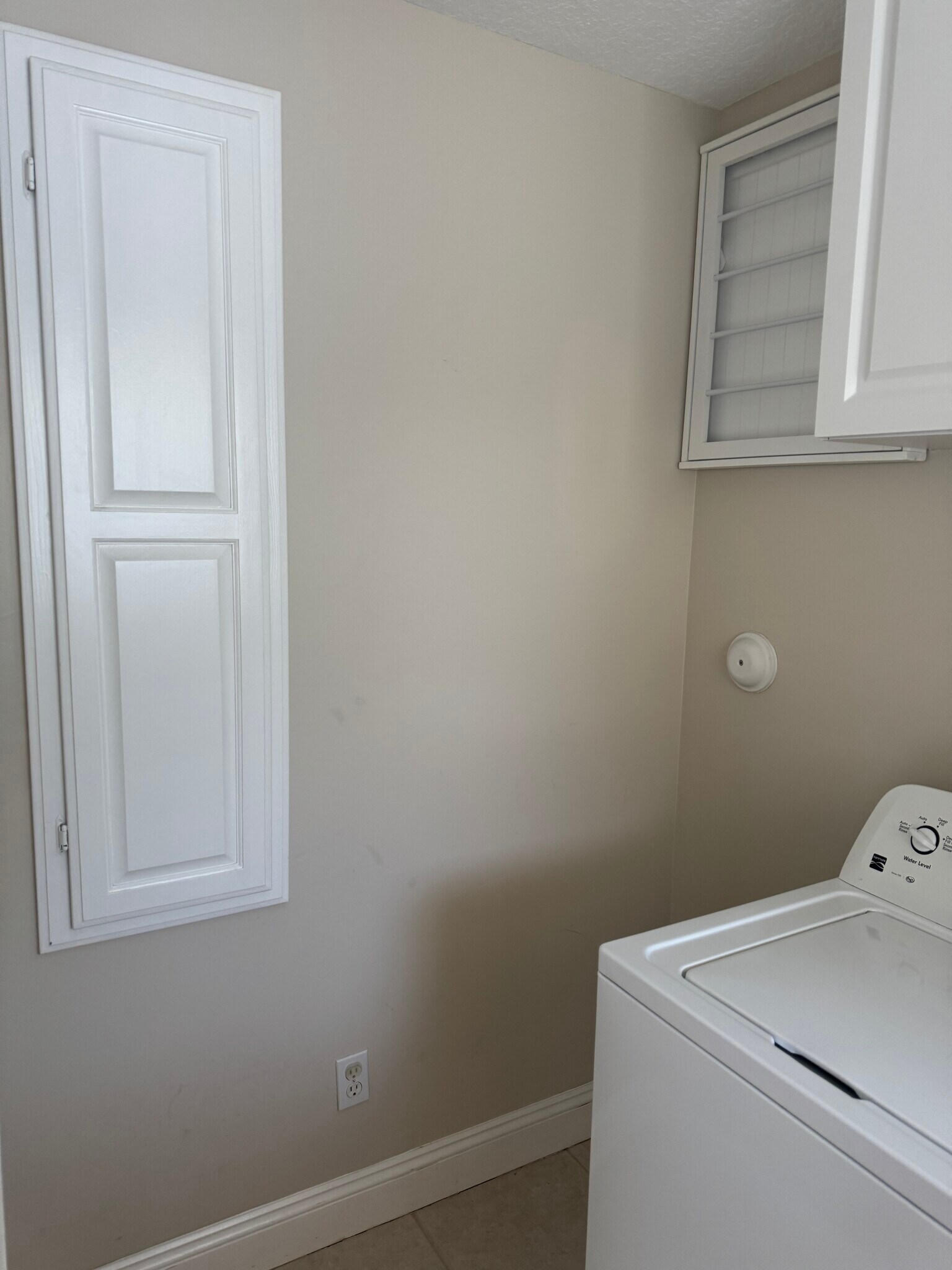 Downstairs laundry/mudroom - 12836 Woodmill Dr