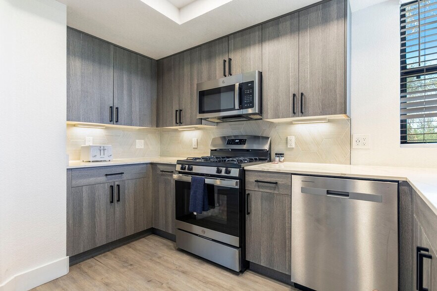 Building Photo - 15608 N 71st St