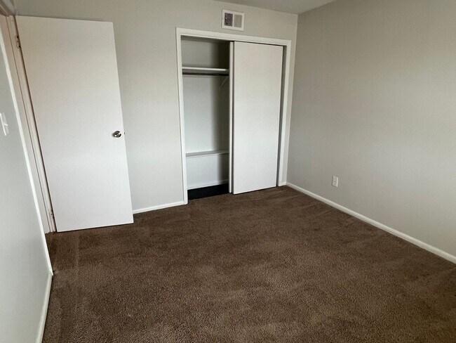 Building Photo - Warren Park 2 Bedroom Apartment