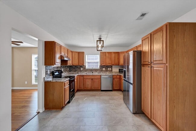 Building Photo - 204 Greenleaf Dr