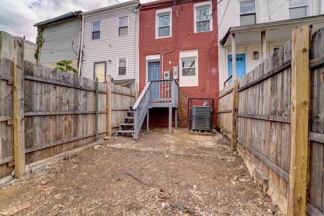 Building Photo - Beautifully Updated Townhome in Prime Location – Move-In Ready!