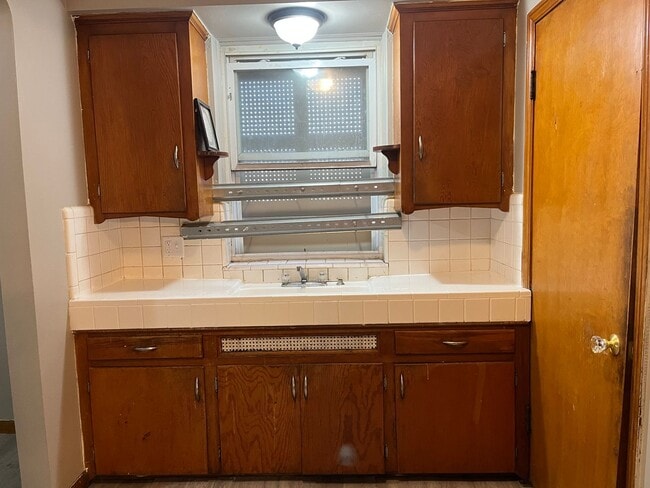 Building Photo - Lovely renovated 3 bedroom house