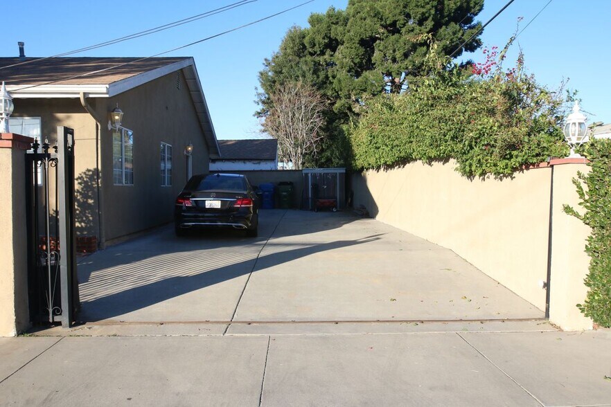 Primary Photo - 12205 Oxnard St