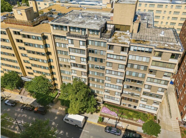 Building Photo - 522 21st St NW